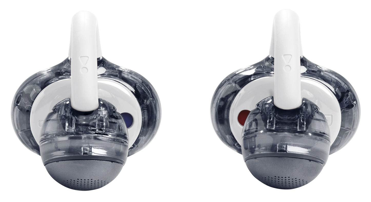 Dwa przezroczyste szare słuchawki z białymi haczykami. Jeden ma niebieski środek, drugi czerwony. Na białym tle.