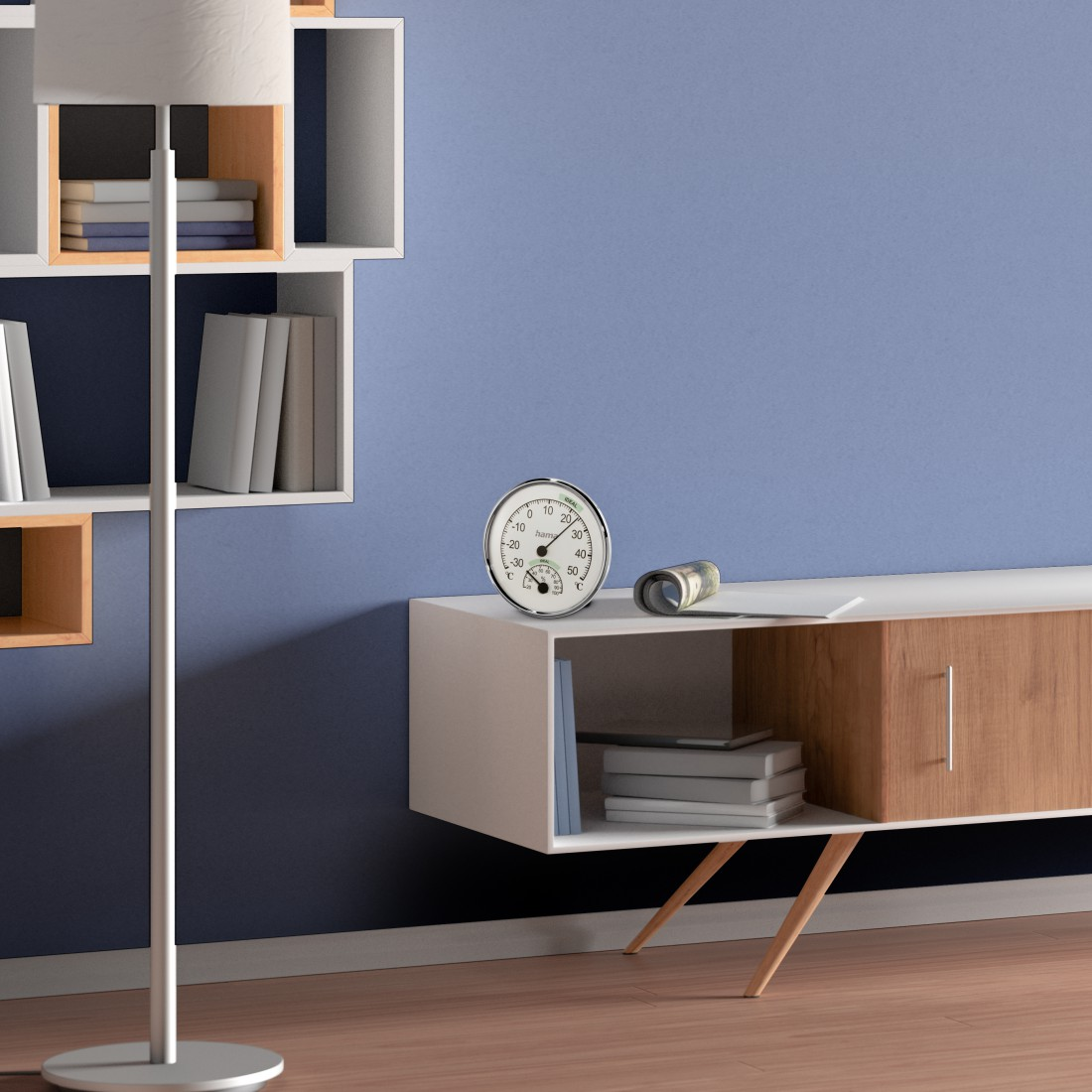 Wohnzimmerszene mit Thermometer auf weißem Regal. Bücherregale, Lampe und blaue Wand im Hintergrund.
