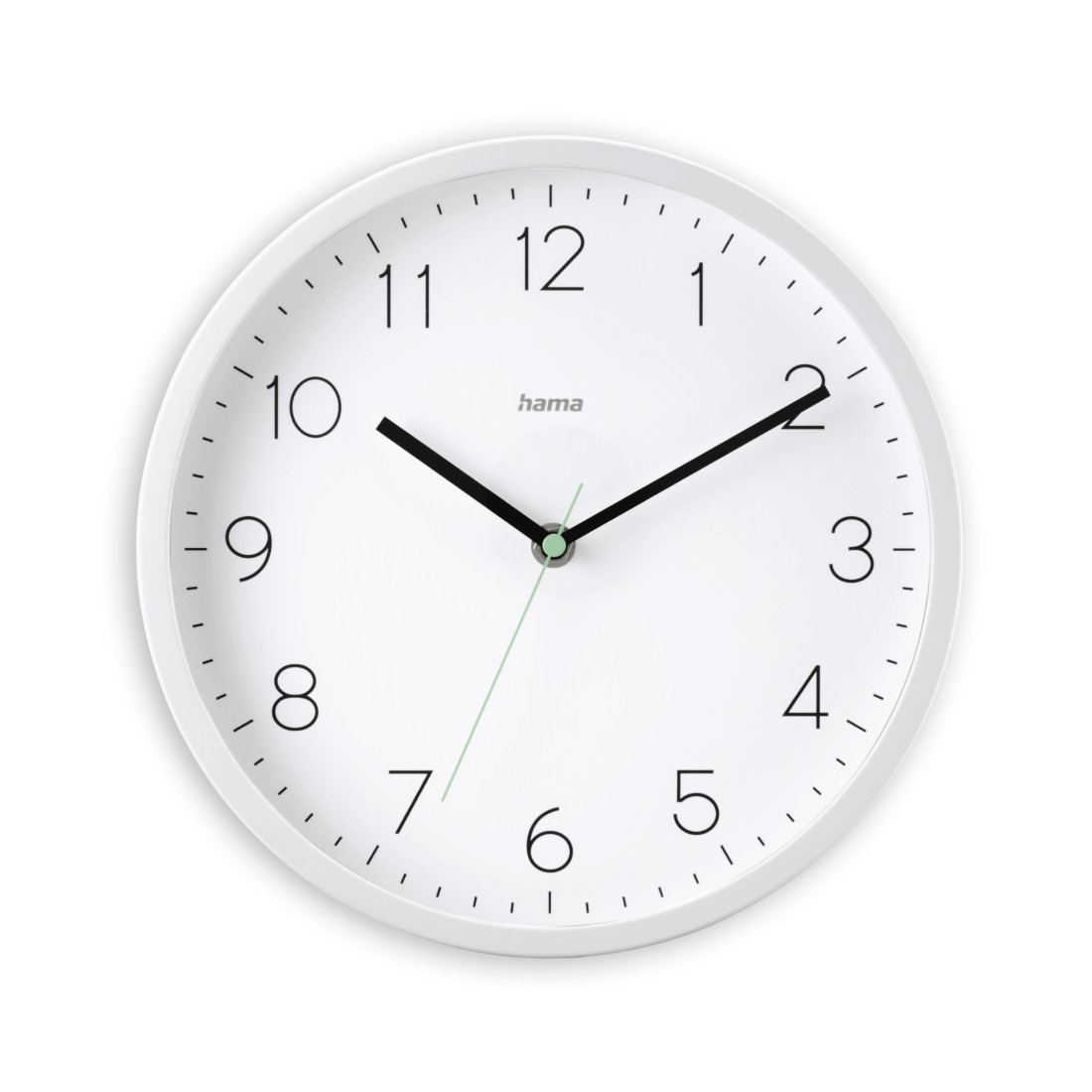 Eine weiße runde Wanduhr. Schwarze Zeiger zeigen die Zeit an. Die Zahlen sind schwarz. Der Markenname 'hama' ist sichtbar.
