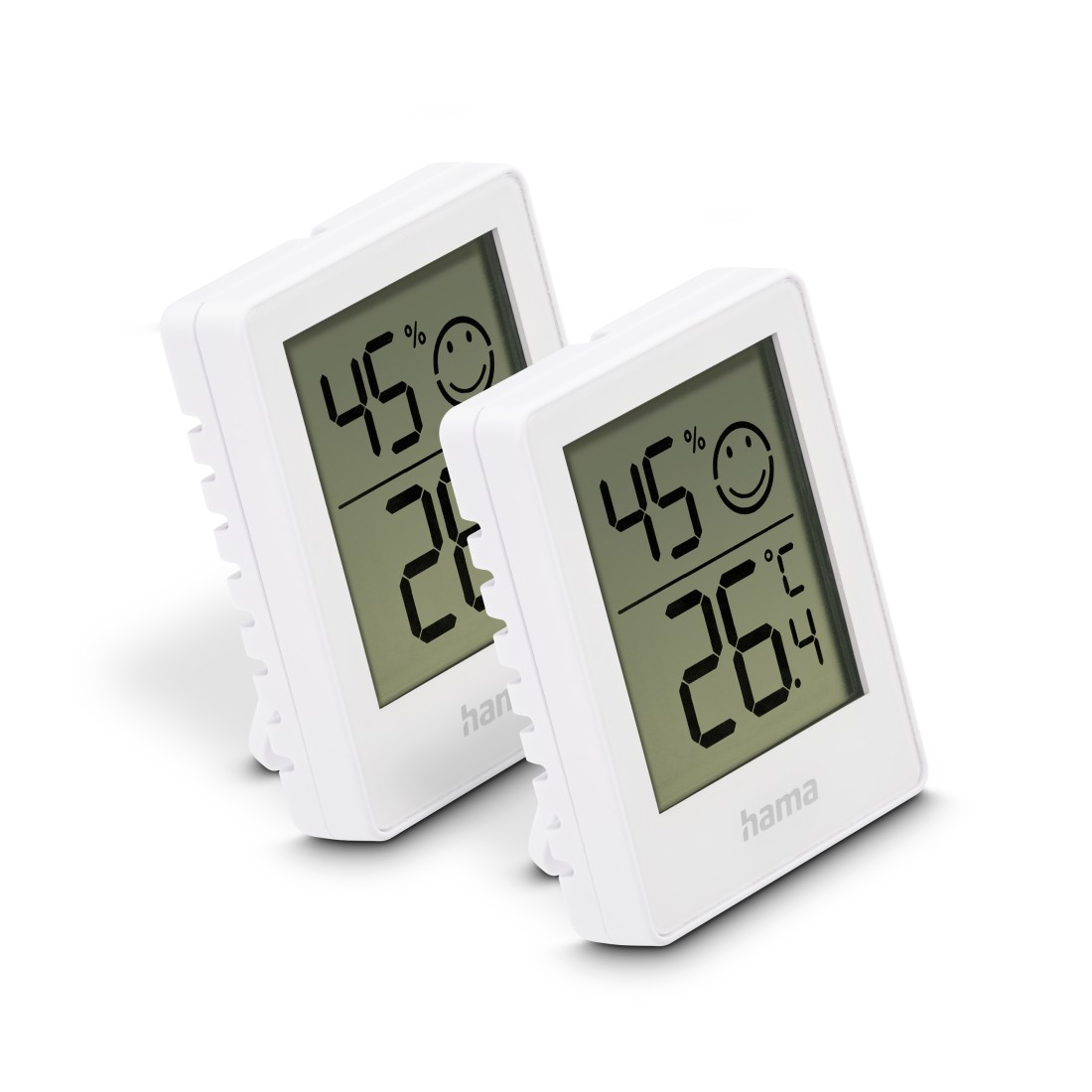 Zwei weiße Digitalthermometer zeigen Luftfeuchtigkeit und Temperatur. Anzeigen: 45 %, 26,4 °C. Die Marke 'hama' ist sichtbar.