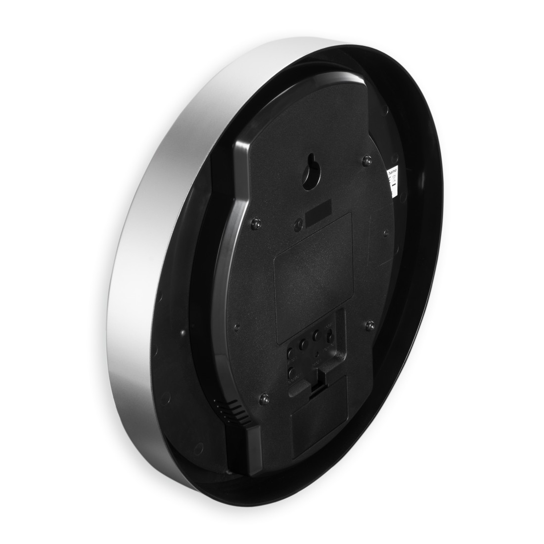 Die Rückseite einer runden Uhr mit schwarzem Gehäuse und silbernem Rand wird gezeigt. Die Rückseite ist schwarz, mit Schrauben und einem Batteriefach.