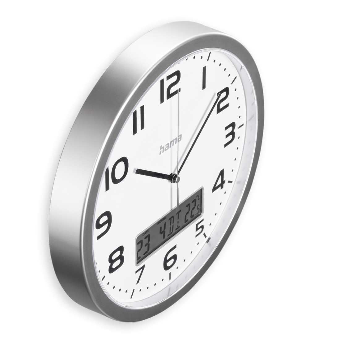 Eine silber gerahmte Wanduhr mit weißem Zifferblatt. Sie zeigt Zeit, Datum und Temperatur an. Die Uhrzeit ist etwa 9:08 Uhr.
