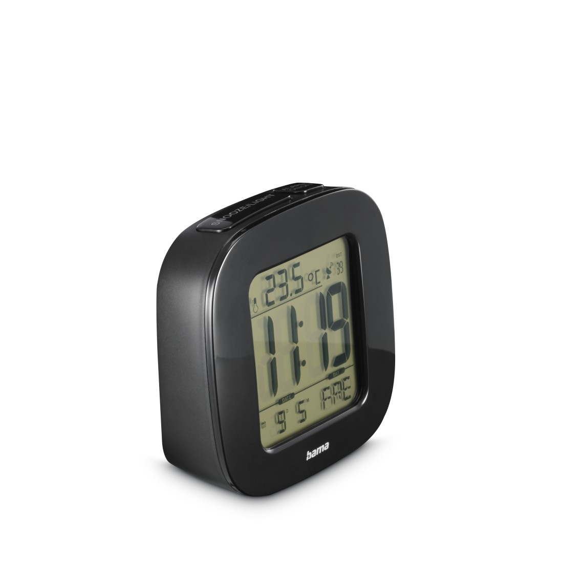 Ein schwarzer digitaler Wecker mit Anzeige von Uhrzeit, Datum und Temperatur. Die Uhr steht auf weißem Untergrund.