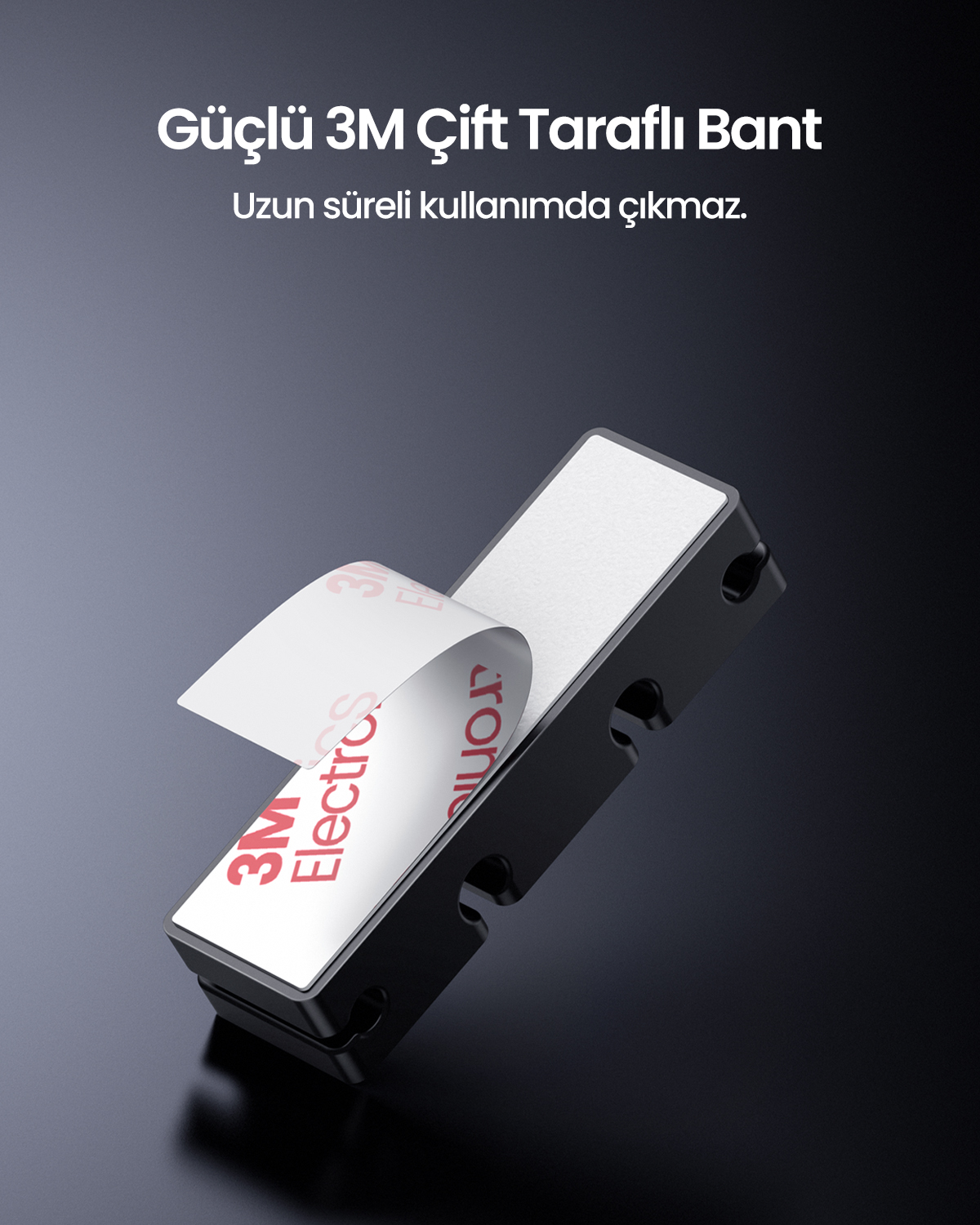 Beyaz destekli siyah bir yapışkan bant soyuluyor. Etikette 3M Electro yazıyor. Arka plan karanlık.