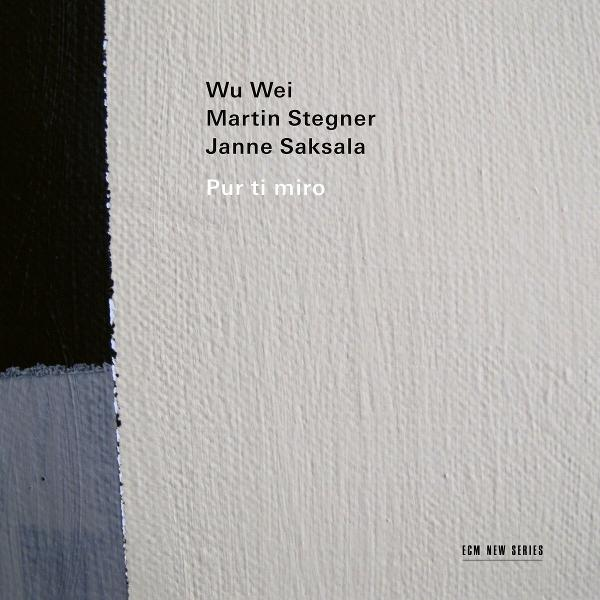 Abstrakte Kunst mit den Namen Wu Wei, Martin Stegner, Janne Saksala und Pur ti miro. ECM New Series Logo rechts unten.