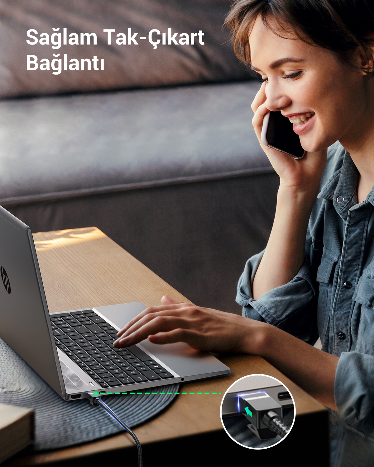 Dizüstü bilgisayar kullanan, telefonla konuşan, bir güç kaynağına bağlı kadın. Görüntü, güçlü bir tak-çalıştır bağlantısını gösteriyor.