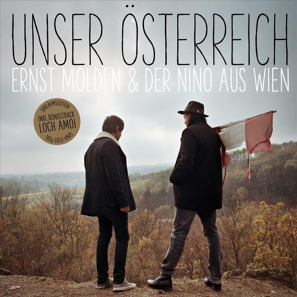 Zwei Männer stehen auf einem Hügel. Einer hält eine rot-weiße Flagge. Oben steht der Albumtitel 'Unser Österreich'.