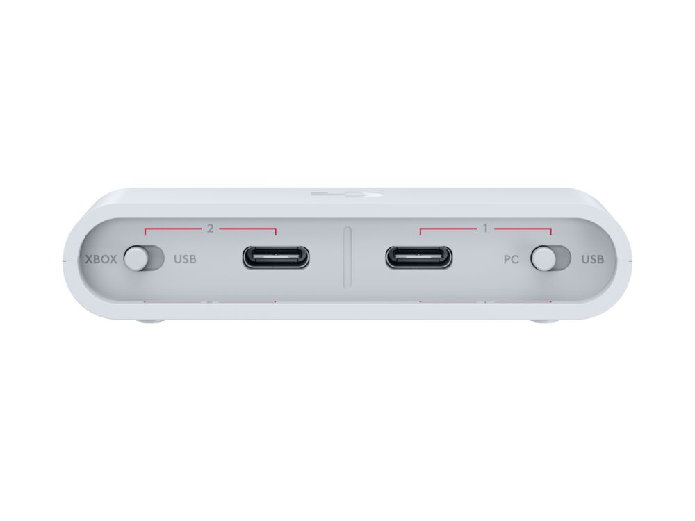 Xbox ve PC etiketli USB portları ve anahtarları olan beyaz cihaz. Cihaz, özelliklerini vurgulayarak beyaz bir arka plan üzerinde.