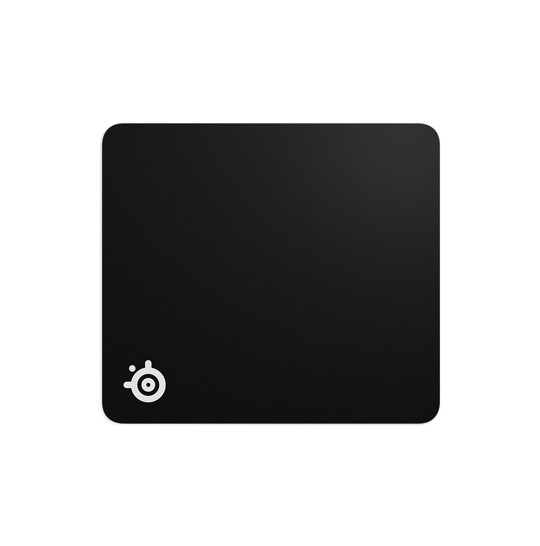 Yuvarlak köşeli siyah kare bir mouse pad. Beyaz bir logo sol alt köşede. Arka plan beyaz.