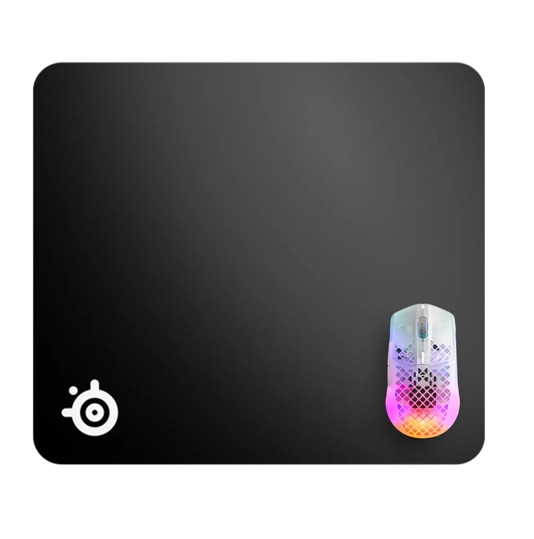 Beyaz logolu siyah mousepad ve çok renkli ışıklara sahip bir oyun faresi. Mousepad, yuvarlak köşeli dikdörtgen şeklindedir.