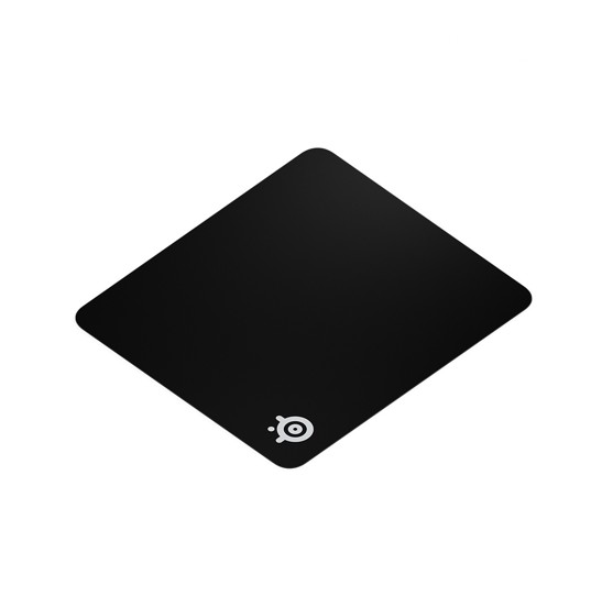 Yuvarlak köşeli, siyah, elmas şeklinde bir mousepad. Alt kısımda beyaz bir SteelSeries logosu var.