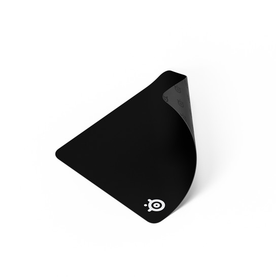 Köşesi kalkmış siyah bir mousepad. Alt kısımda beyaz bir logo var. Arka plan beyazdır.