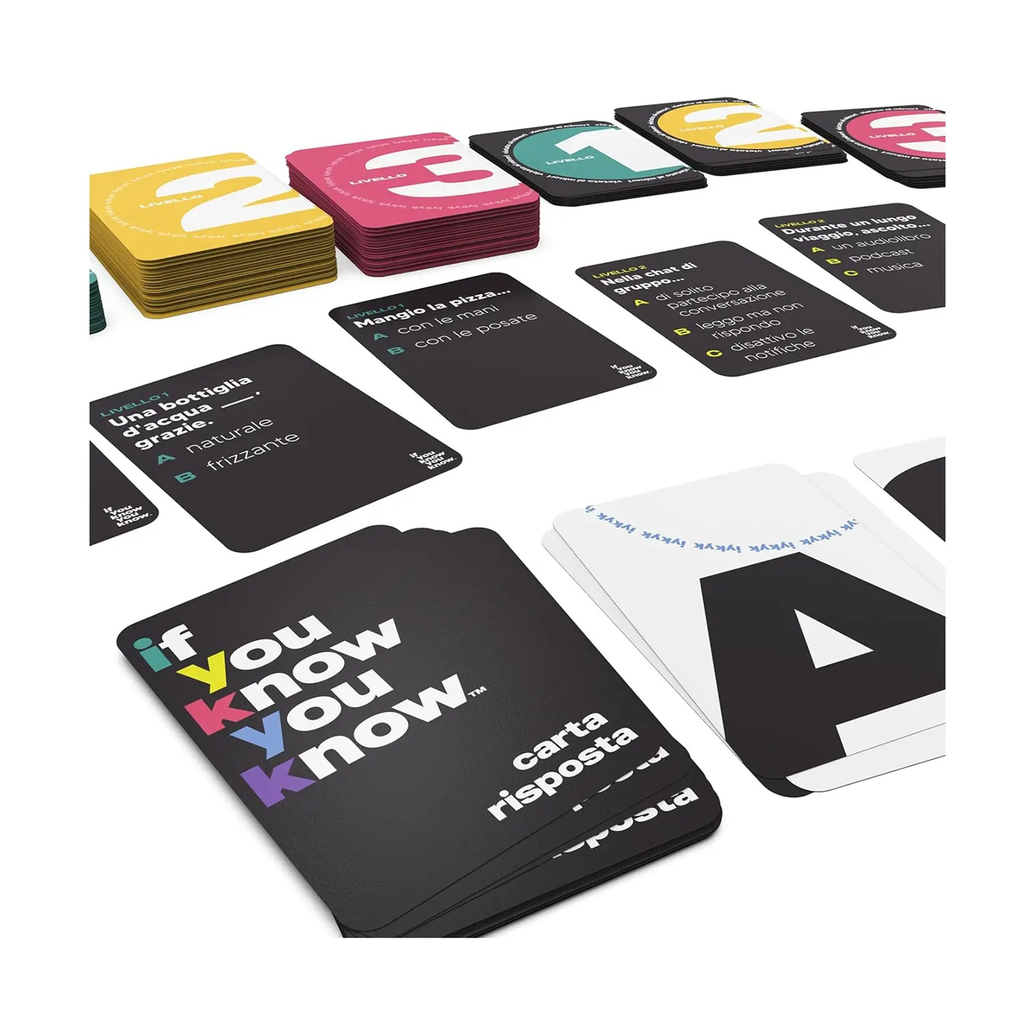 Carte con domande e risposte. Alcune carte mostrano domande e risposte a scelta multipla in italiano. Altre carte hanno le parole "if you know you know".