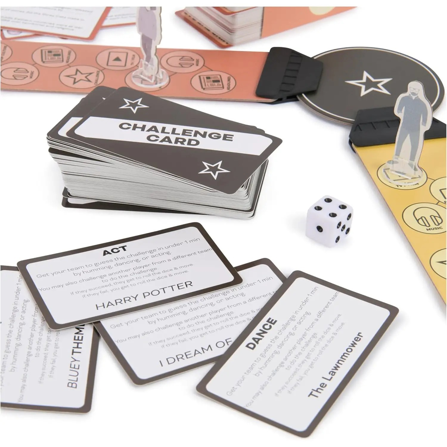 Componenti del gioco da tavolo: carte, dadi, pedine e tabelloni. Le carte dicono 'Challenge Card' e 'Harry Potter'.