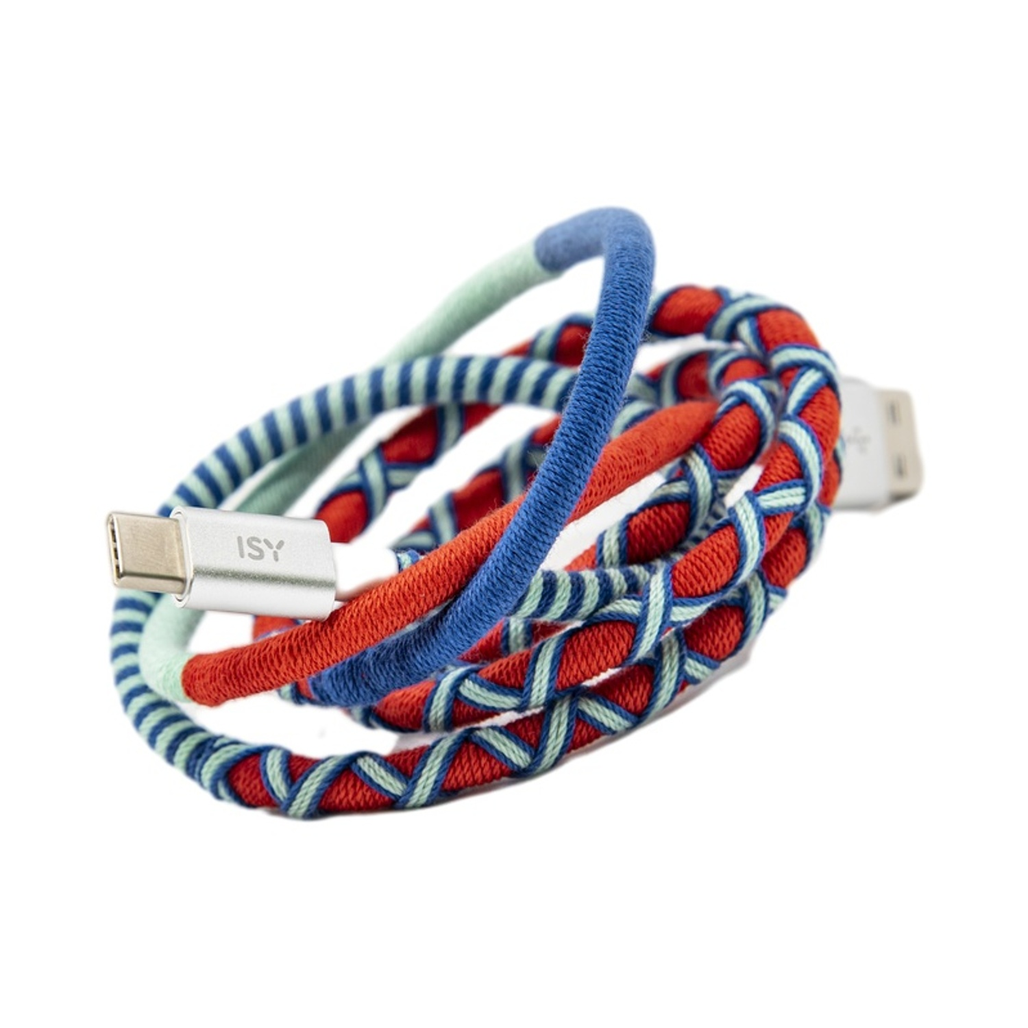 Cavi USB intrecciati in rosso, blu e verde. Connettori USB-C e USB-A argentati. Sfondo bianco.
