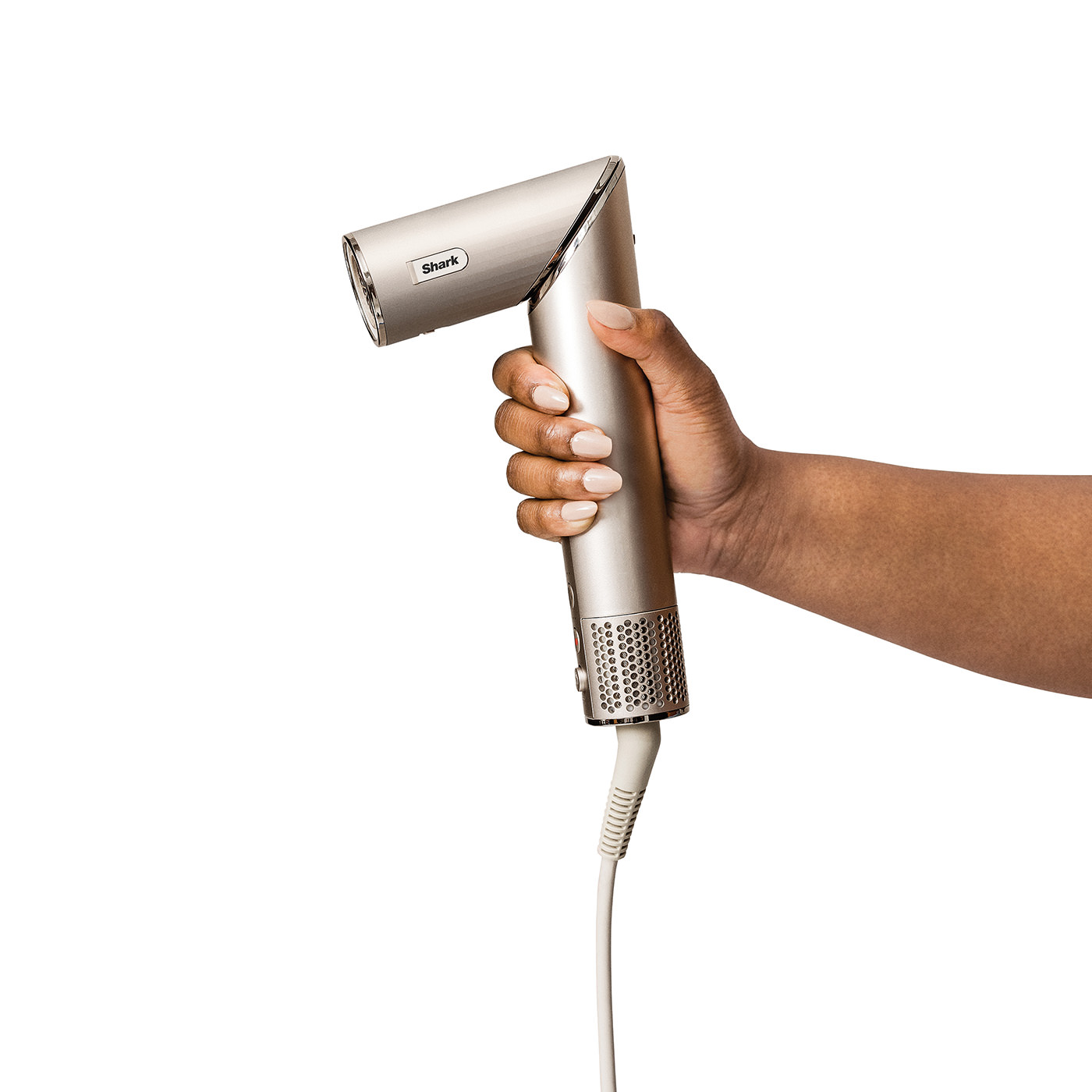 Dłoń trzyma srebrną suszarkę do włosów z białym kablem. Suszarka jest pod kątem, widoczna jest marka Shark.
