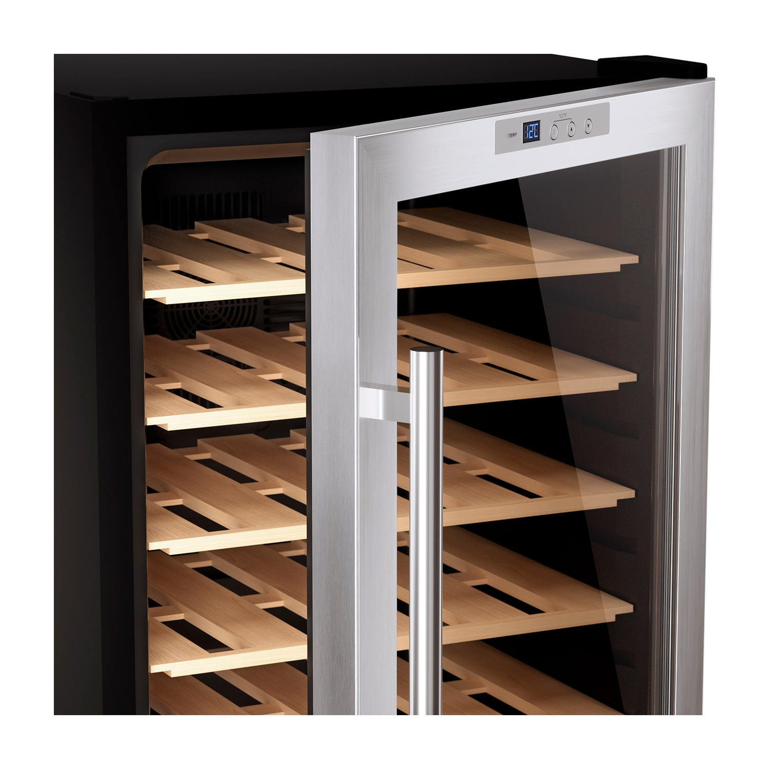Una cantinetta con la porta socchiusa. Ha ripiani in legno all'interno. La porta è in acciaio inossidabile con display digitale. Lo sfondo è nero.