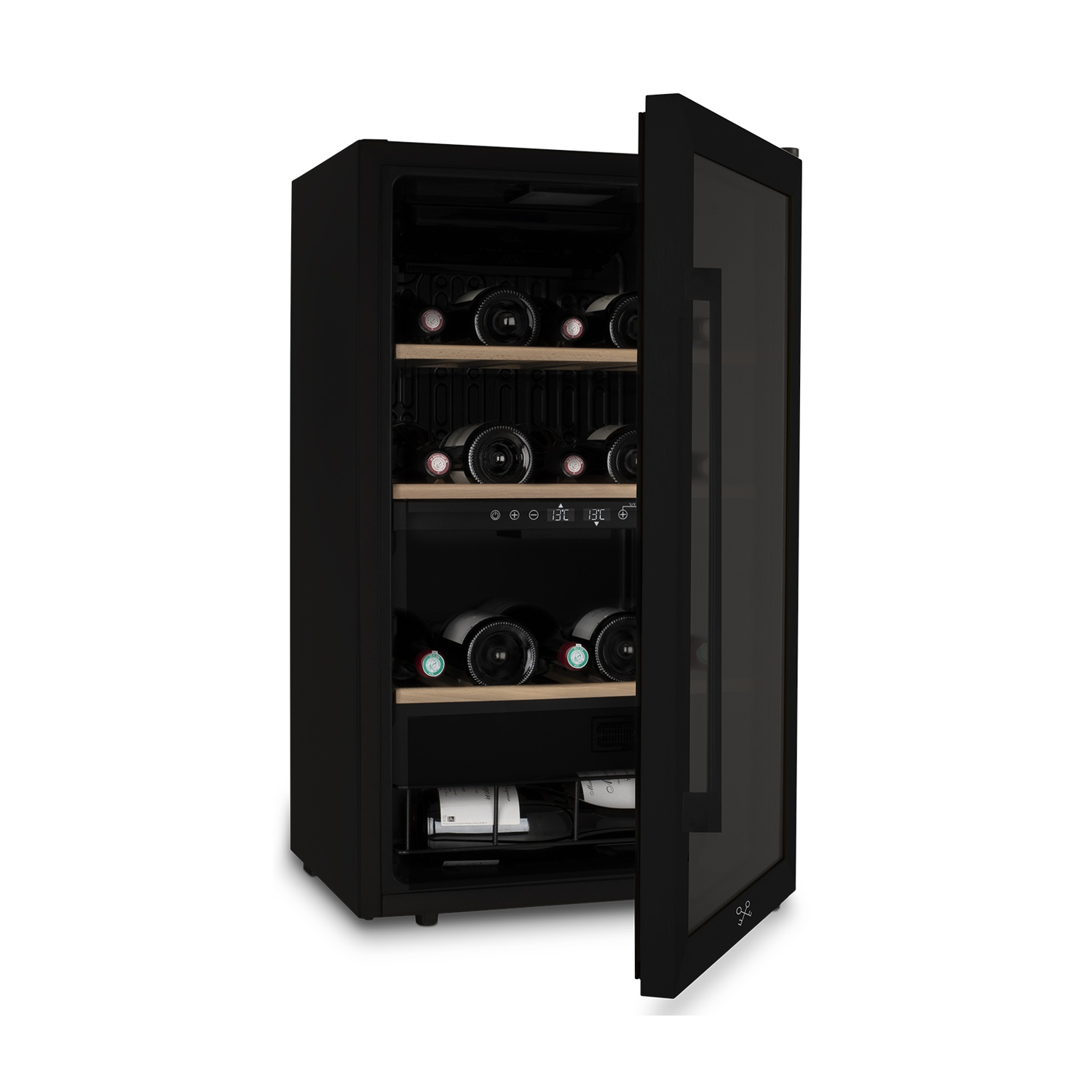 Un refrigeratore per vino nero con porta a vetri aperta. Bottiglie di vino sono visibili su ripiani di legno all'interno.
