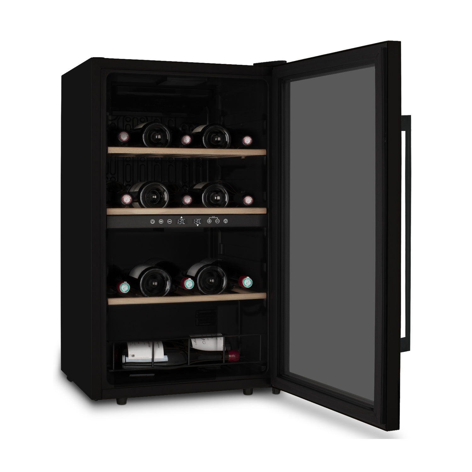 Un refrigeratore per vino nero con porta a vetri aperta. All'interno, diverse bottiglie di vino sono conservate su ripiani in legno. La porta è socchiusa.