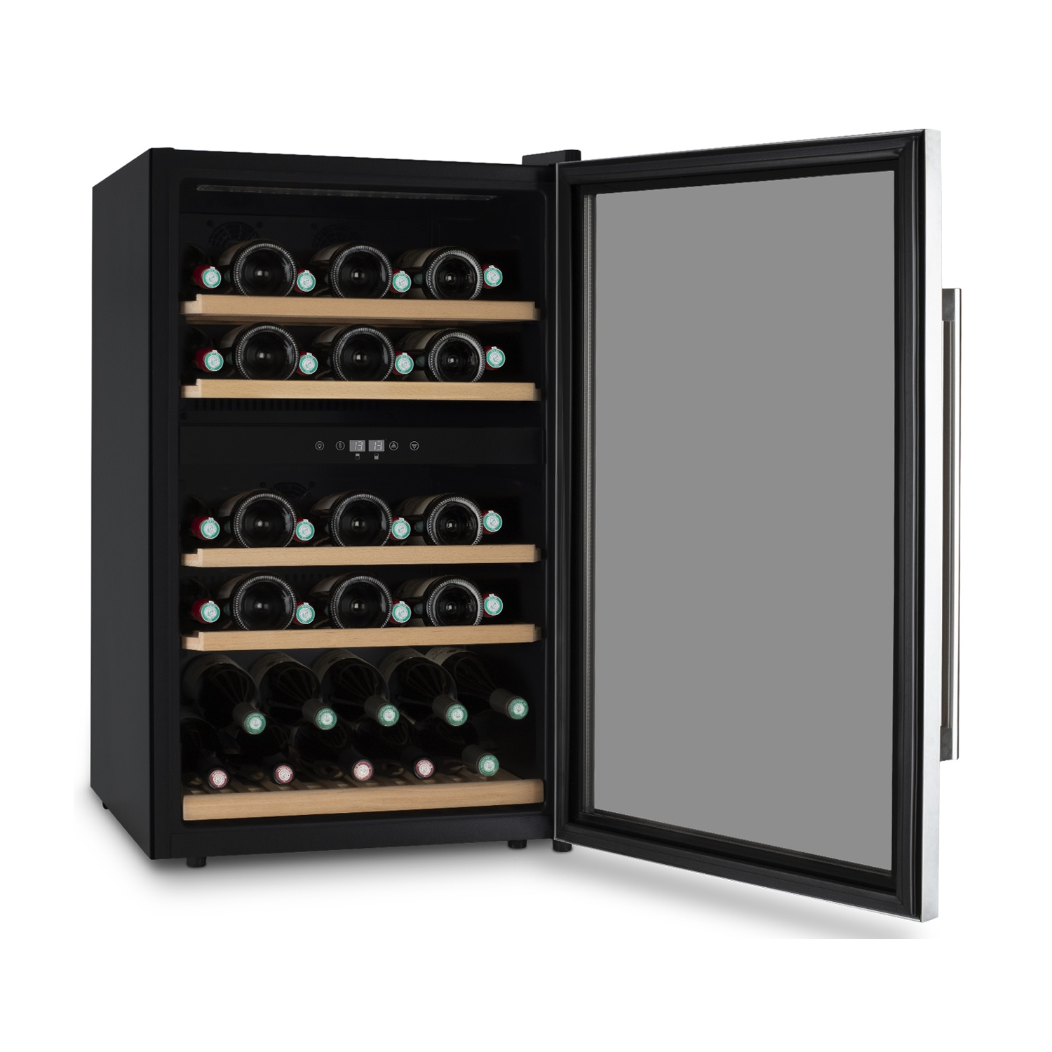 Un refrigeratore per vino nero con porta a vetri aperta, che mostra diverse bottiglie di vino su ripiani in legno.