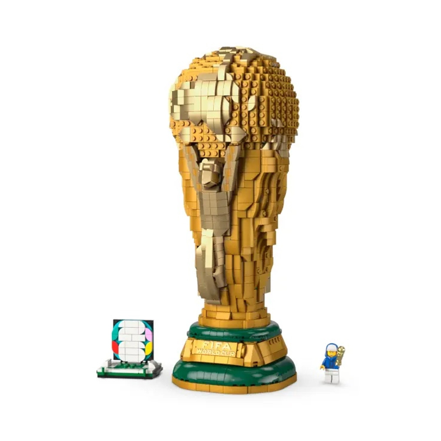 Un modello Lego del trofeo della Coppa del Mondo FIFA. Accanto, un cartello della Coppa del Mondo FIFA e una minifigure Lego.