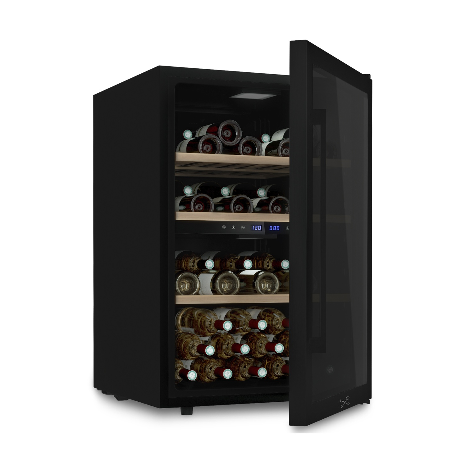 Un refrigeratore per vino nero con porta a vetri aperta, che mostra più file di bottiglie di vino su ripiani in legno.