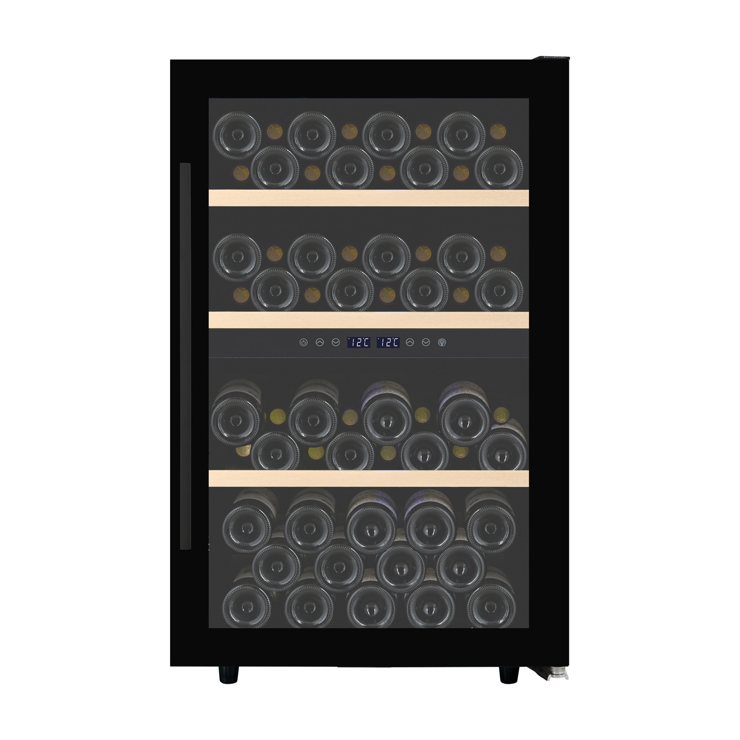 Un refrigeratore per vino nero pieno di bottiglie di vino su ripiani in legno. Ha un display digitale che mostra la temperatura.