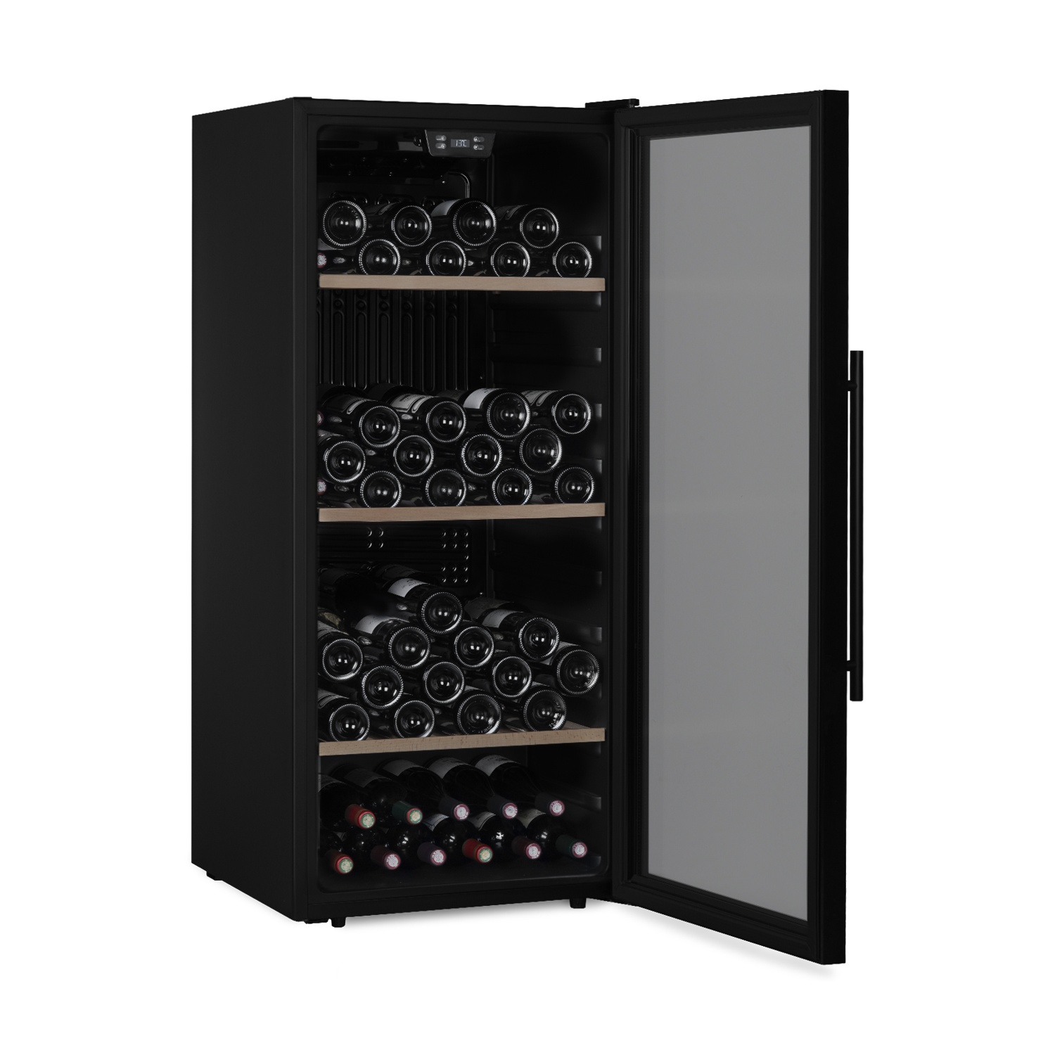 Un refrigeratore per vino nero con porta a vetri aperta, che rivela ripiani di bottiglie di vino. Lo sfondo è bianco.