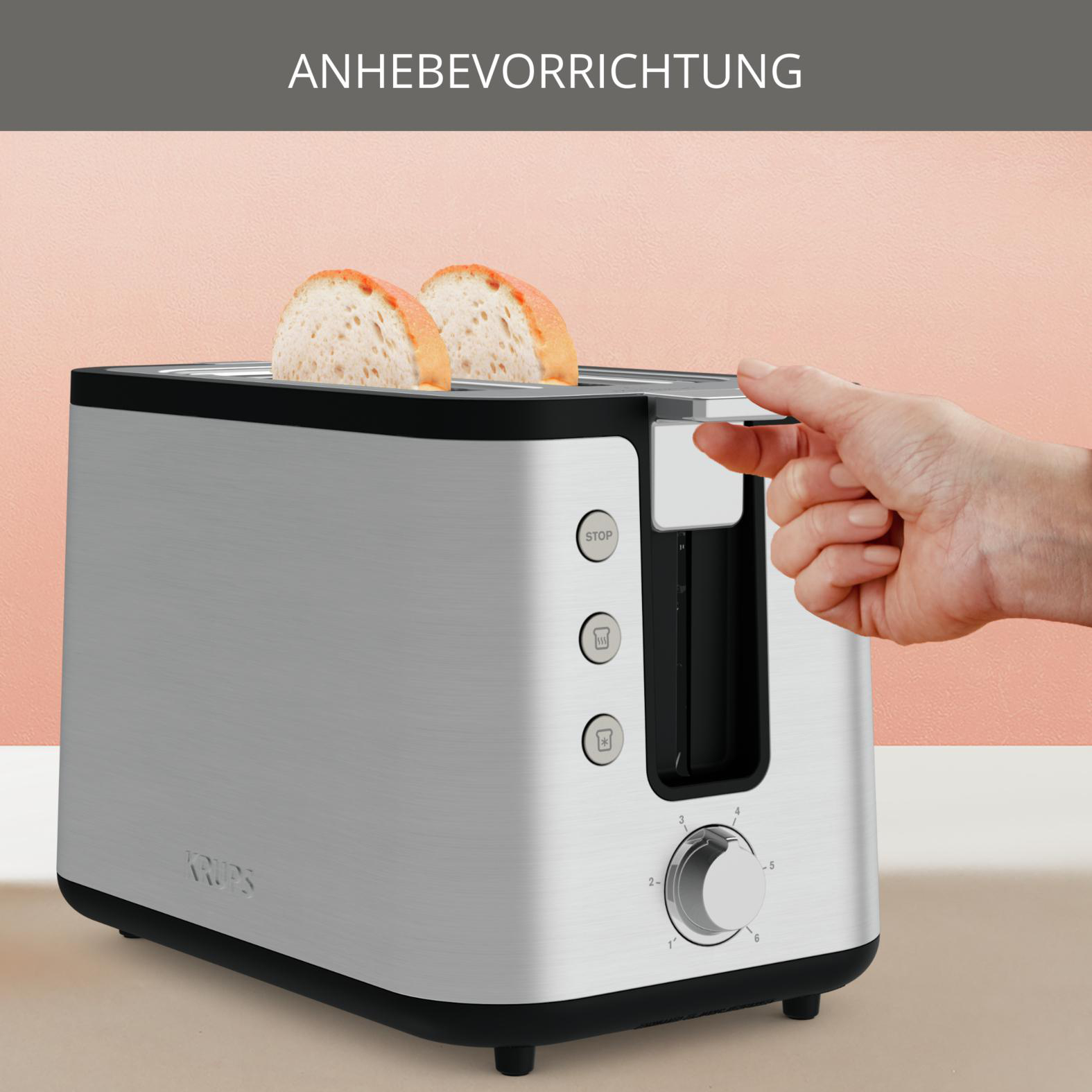 Ein silberner Toaster mit Brotscheiben. Eine Hand steht kurz davor, den Hebel zu drücken. Der Hintergrund ist rosa.