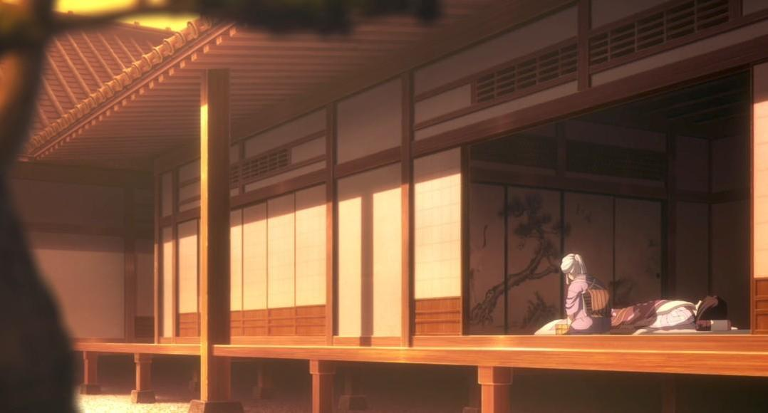 Anime-Szene eines traditionellen japanischen Hauses. Zwei Frauen ruhen sich drinnen aus. Sonnenlicht scheint durch die offenen Wände.