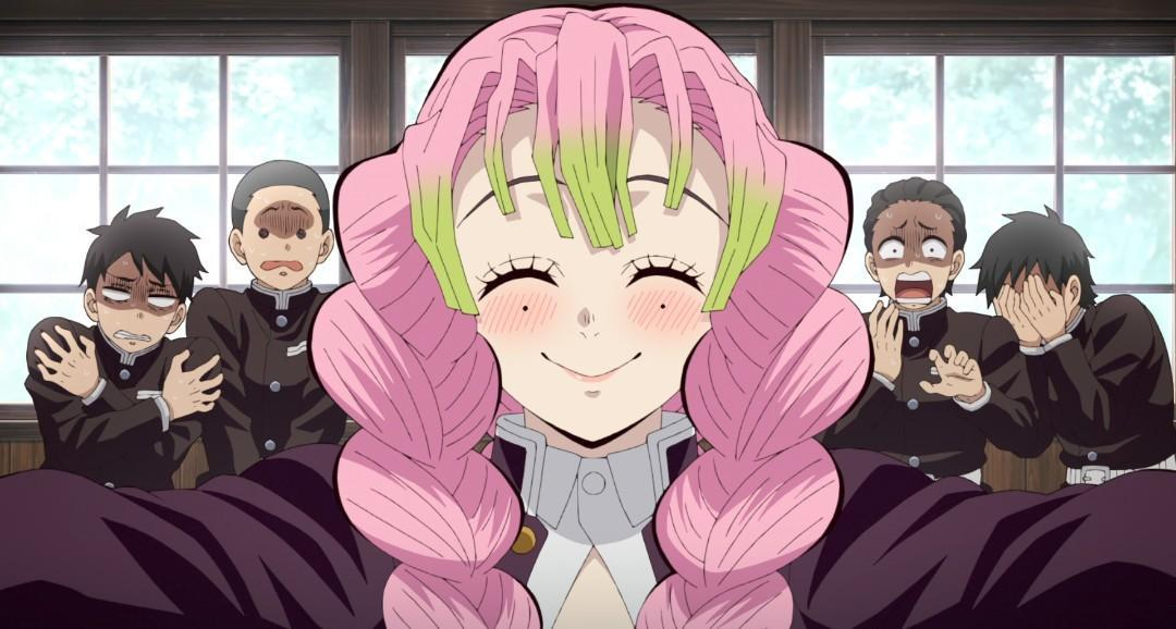 Anime-Figur mit rosa Haaren lächelt, umgeben von geschockten Schülern in Uniformen. Der Hintergrund zeigt ein Klassenzimmer.