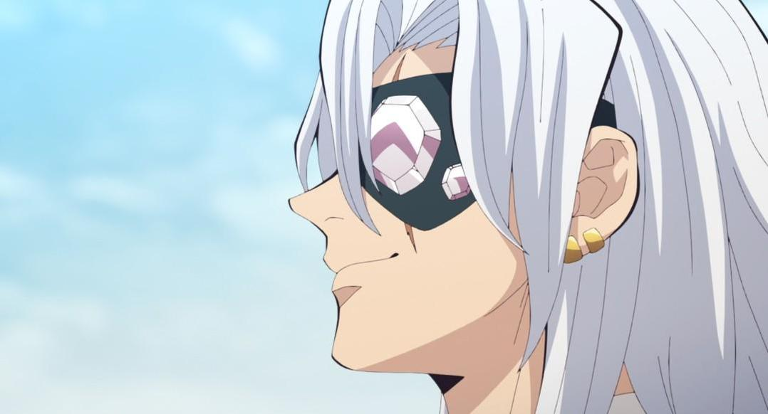 Anime-Figur mit weißen Haaren, Augenmaske mit Edelsteinen und einem goldenen Ohrring. Blauer Himmel im Hintergrund. Lächelnd.