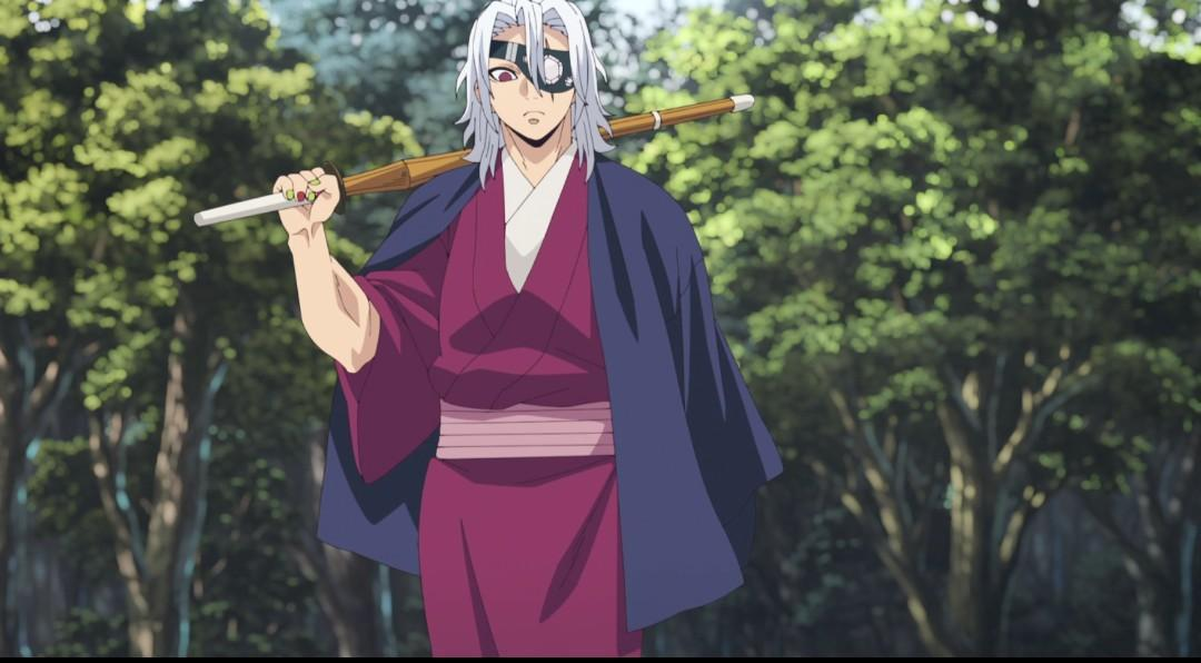 Anime-Figur mit weißen Haaren, Augenklappe und Stab. Trägt einen lila Kimono, blauen Haori, steht vor Bäumen.