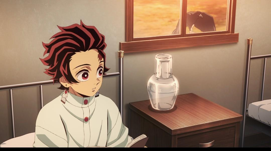 Anime-Figur mit roten Haaren, die zur Seite blickt. Eine gläserne Vase steht auf einem Nachttisch. Ein Fenster zeigt eine Silhouette.