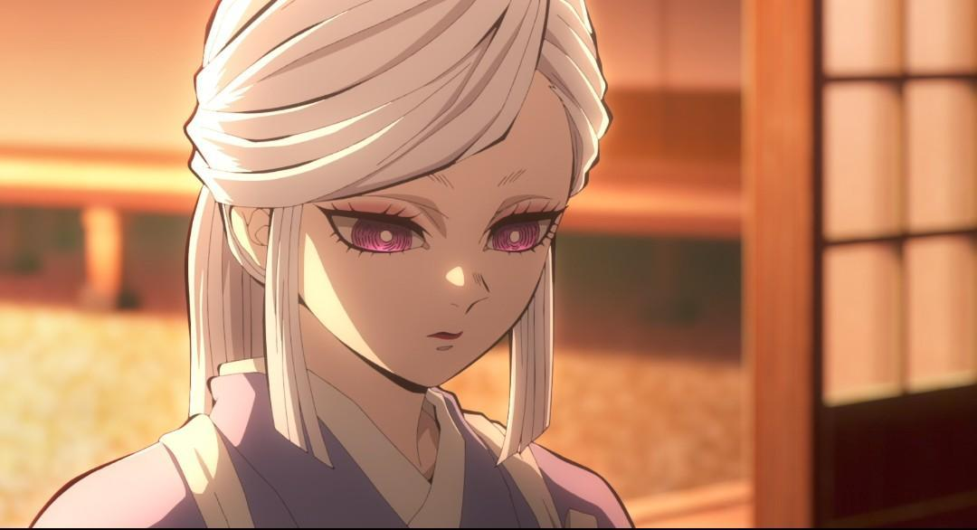 Anime-Frau mit weißen Haaren und rosa Augen, trägt einen lila Kimono. Im Hintergrund ist eine Holztür und warmes Licht zu sehen.