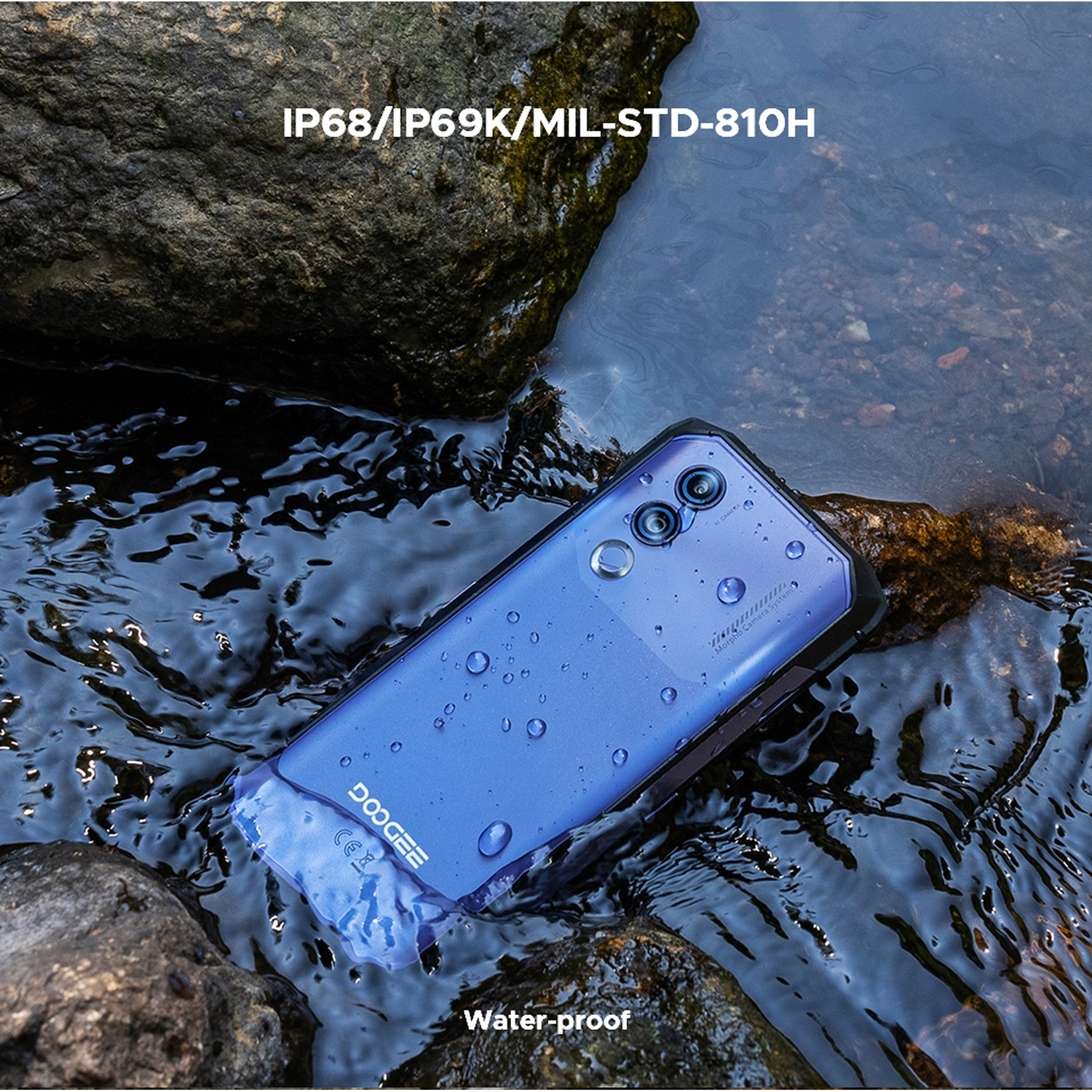 Un telefono blu sommerso nell'acqua, circondato da rocce. Gocce d'acqua visibili sulla superficie. Il testo indica che è impermeabile.
