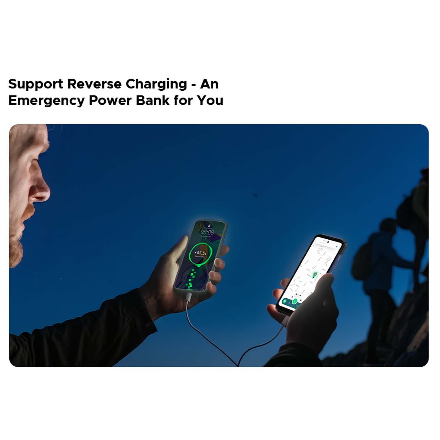 Mani che tengono telefoni in carica. Un telefono mostra la carica della batteria, l'altro una mappa. Sfondo scuro con una persona che fa escursioni.
