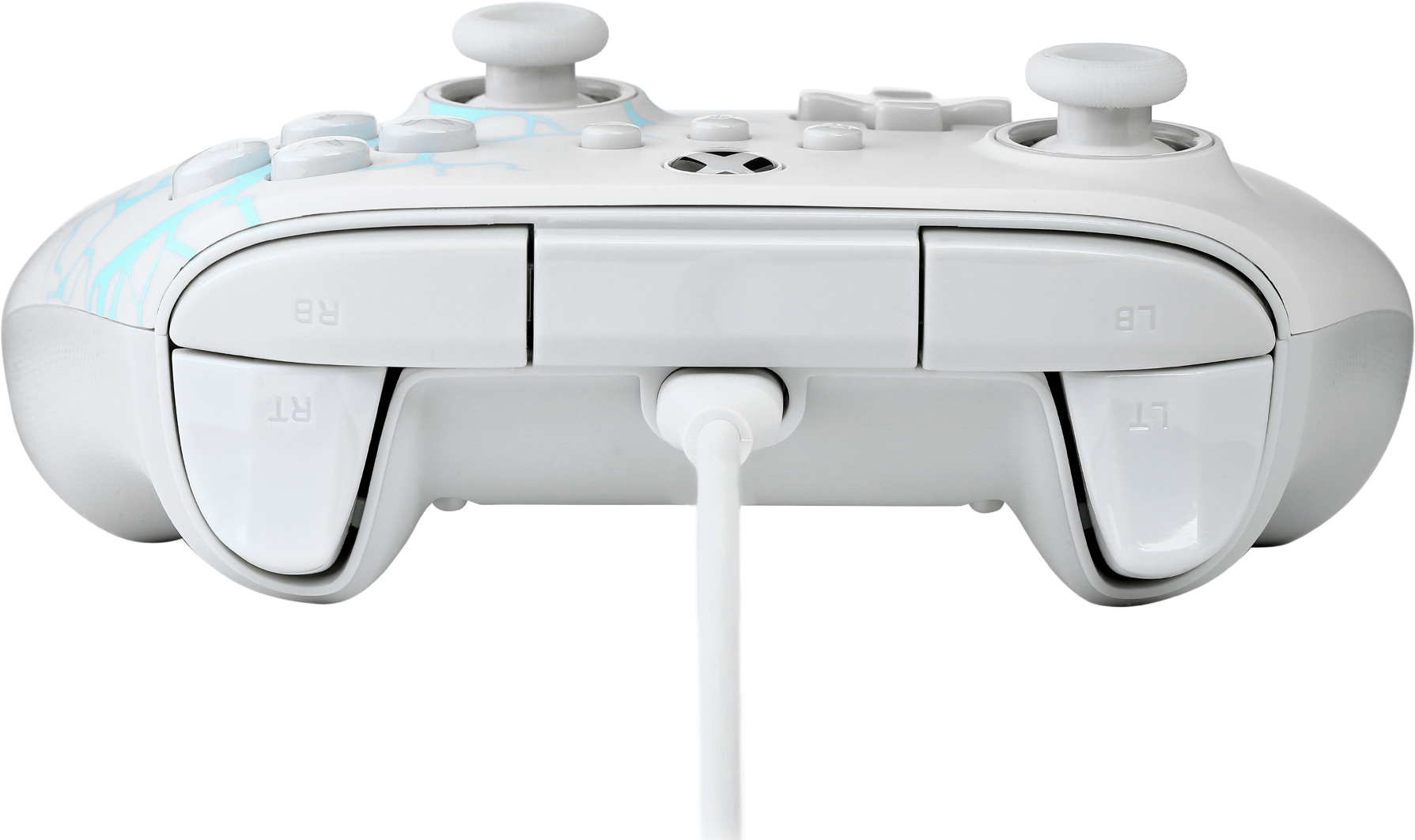 Fehér Xbox kontroller kék díszítéssel és töltőkábellel. Gombok és joystickok láthatók. A háttér fekete.