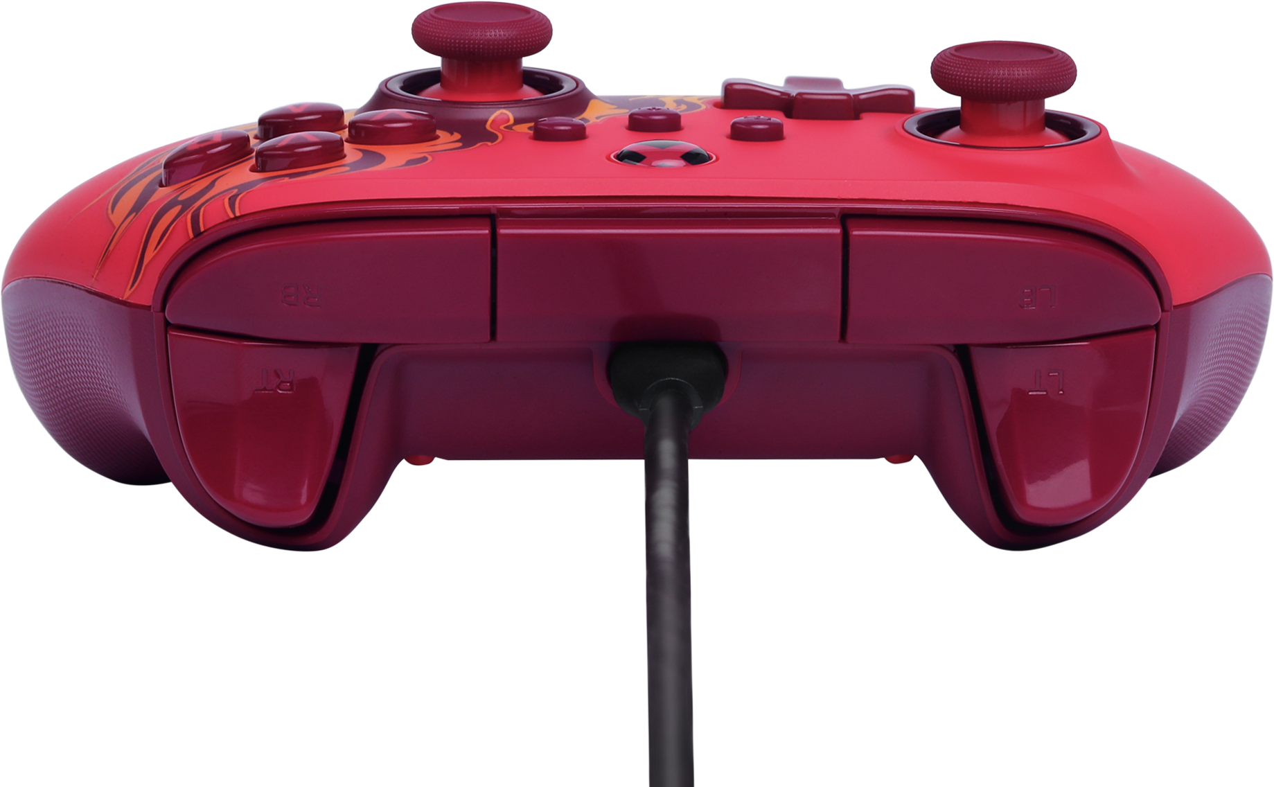 Piros játékvezérlő gombokkal, joystickokkal és kábellel. A dizájn narancssárga tűzszerű mintákkal rendelkezik. A háttér fekete.