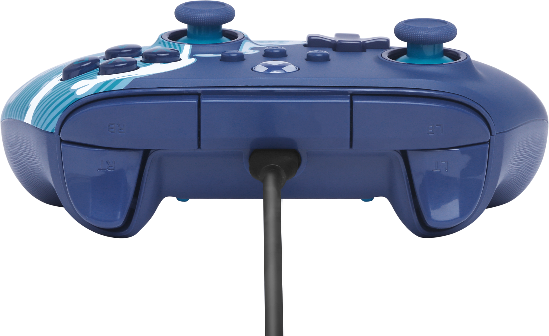 Egy kék Xbox kontroller fekete kábellel. A részletek a gombokat, joystickokat és az Xbox logót tartalmazzák.