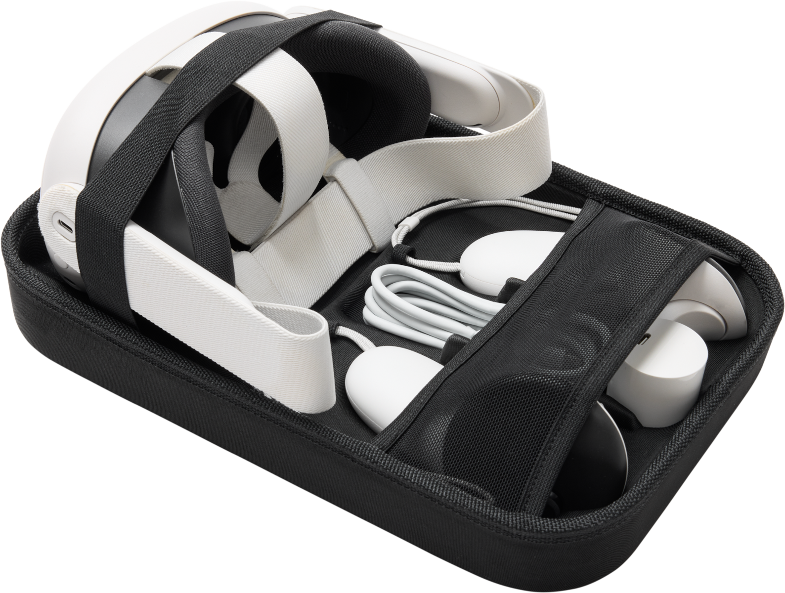 VR-headset, kontrollerek és kábelek fekete tokban. A headset fehér és fekete, fehér pántokkal. A kontrollerek fehérek.