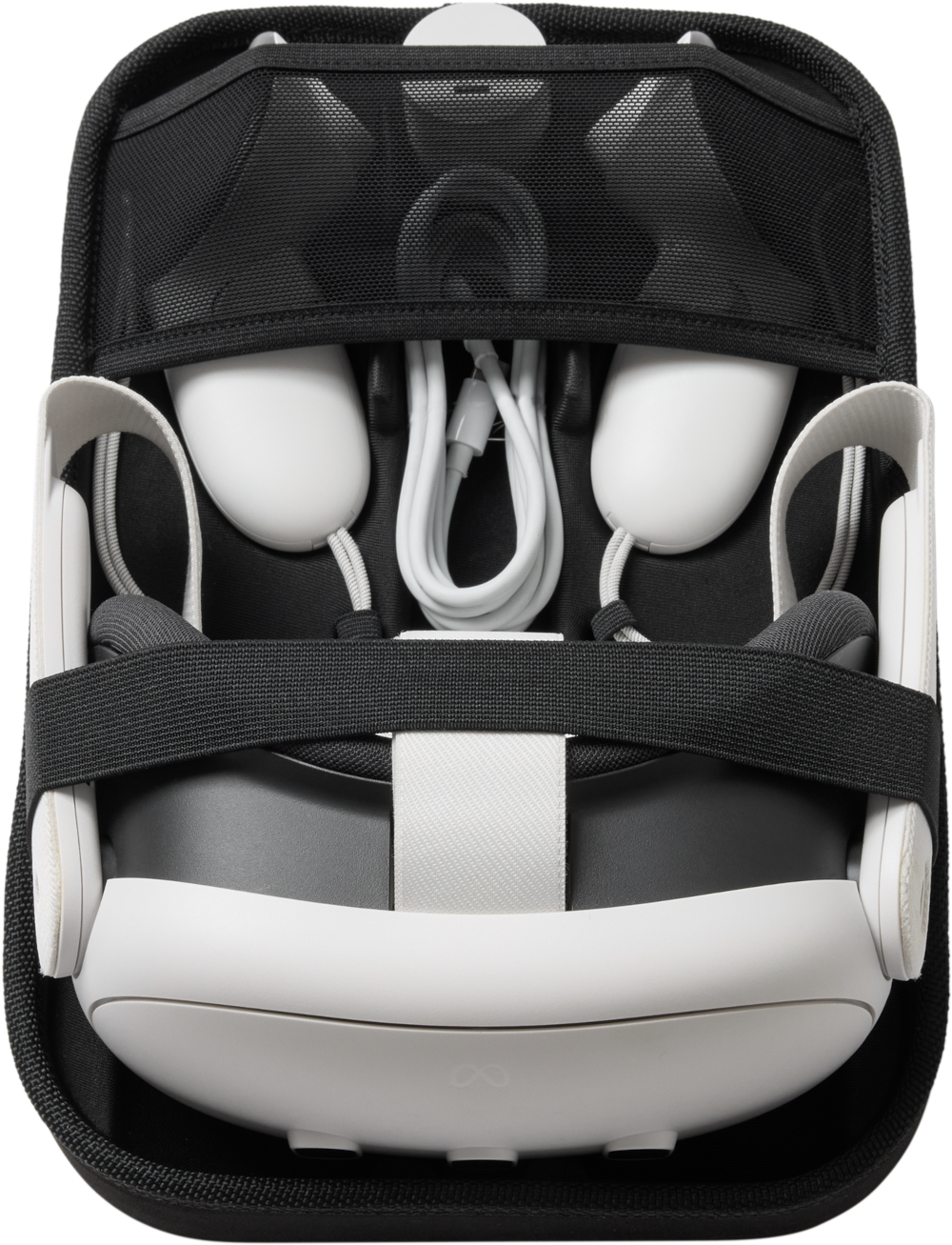 VR-headset és vezérlők fekete tokban. Fehér headset és vezérlők, fehér kábel, fekete pántok és tok belseje.