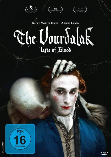 DVD-Cover. Ein blasser Mann mit roten Lippen wird von einer skelettartigen Figur umarmt. Der Titel 'The Vourdalak' ist darüber.