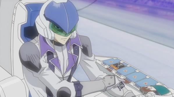 Anime-Figur in weißer Uniform mit lila Akzenten, blauem Helm und grünem Visier, sitzt in einem Cockpit und hält eine Karte.