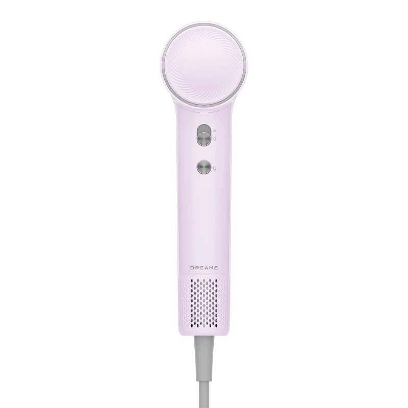 Jasnofioletowa suszarka do włosów na białym tle. Ma okrągłą głowicę, przyciski i szary przewód.