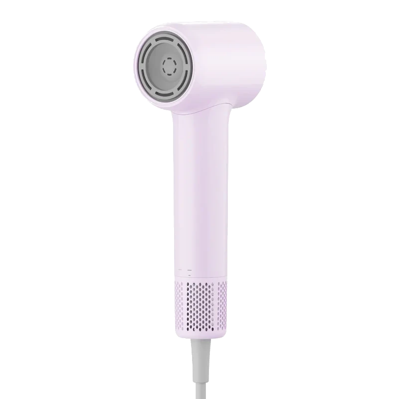 Jasnofioletowa suszarka do włosów na białym tle. Ma cylindryczny korpus i okrągłą głowicę z szarym wnętrzem i małymi otworami.