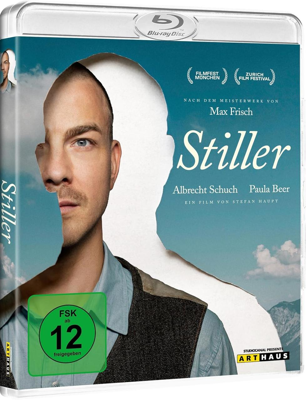 Blu-ray-Cover für 'Stiller'. Es zeigt das Gesicht eines Mannes, das halbiert ist, mit Titel, Credits und Rating-Logos.