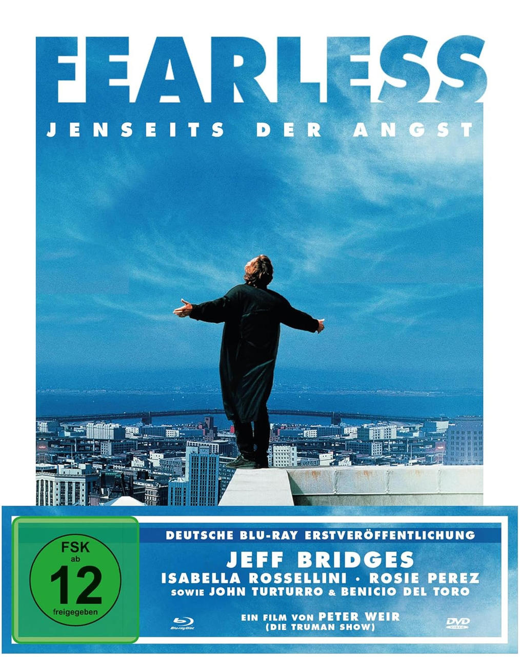 DVD-Cover. Ein Mann mit offenen Armen steht auf einem Gebäude, Stadt und Meer im Hintergrund. Titel: 'FEARLESS'.