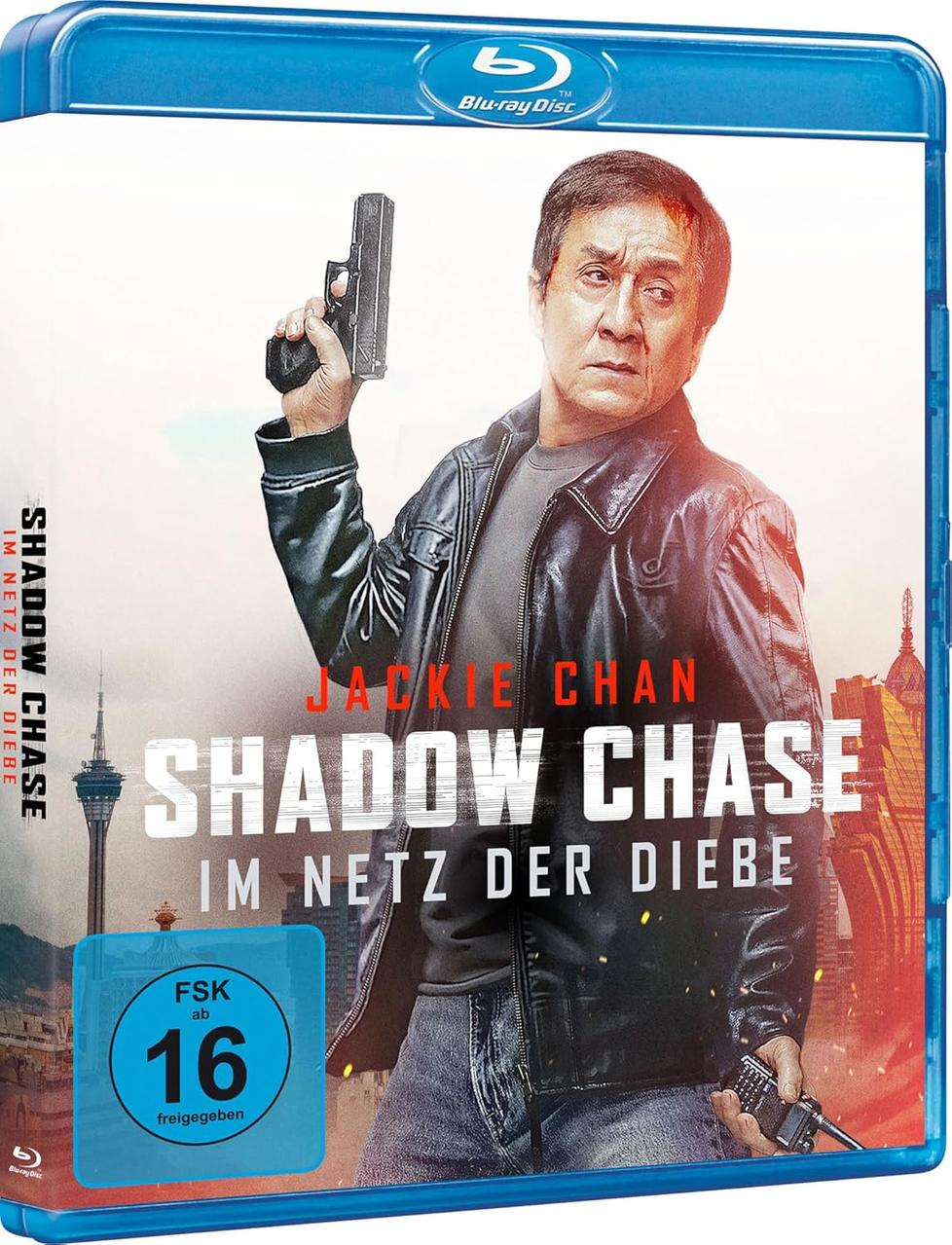 Jackie Chan hält eine Pistole auf einem Blu-ray-Cover. Der Titel lautet 'Shadow Chase', mit deutschem Text. Im Hintergrund ist eine Stadtlandschaft zu sehen.