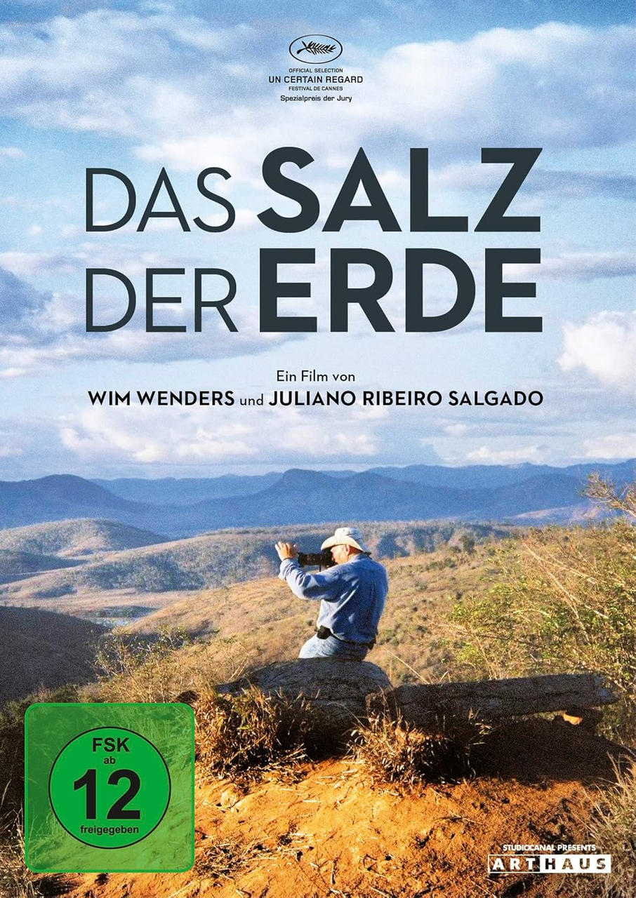 Filmplakat: Mann fotografiert Berge. Titel: Das Salz Der Erde. Cannes-Auszeichnung. Grüne FSK-12-Bewertung.